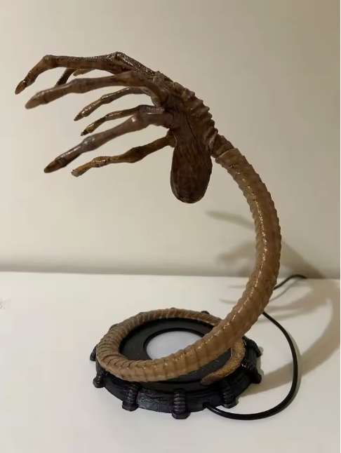 The Facehugger Glow 👽🥚✨ – Alien Facehugger LED Lamp & Nightlight. Flashing Horror Atmosphere for Halloween Parties & Home Decor. It Glows. It Watches. 🎃🕯️