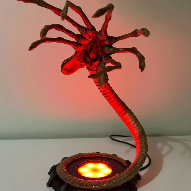 The Facehugger Glow 👽🥚✨ – Alien Facehugger LED Lamp & Nightlight. Flashing Horror Atmosphere for Halloween Parties & Home Decor. It Glows. It Watches. 🎃🕯️