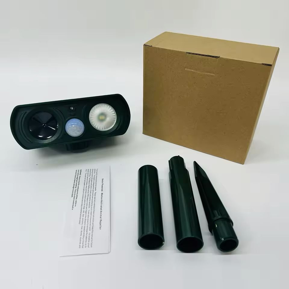 The Invisible Fence 🛡️🌙 – Solar Ultrasonic Scarer. Flashing Light + Sound Keeps Dogs, Cats & Pests Away from Yard, Garden & Patio 🐾❌