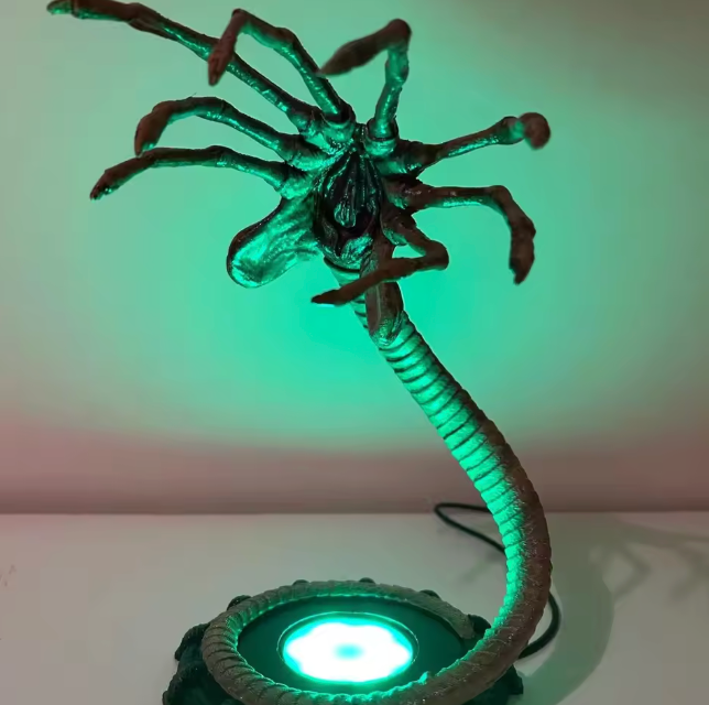 The Facehugger Glow 👽🥚✨ – Alien Facehugger LED Lamp & Nightlight. Flashing Horror Atmosphere for Halloween Parties & Home Decor. It Glows. It Watches. 🎃🕯️